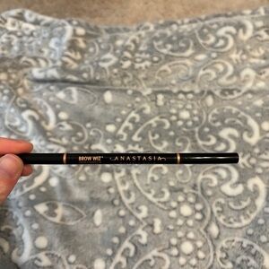 Anastasia Beverly Hills Brow Wiz in Strawburn
